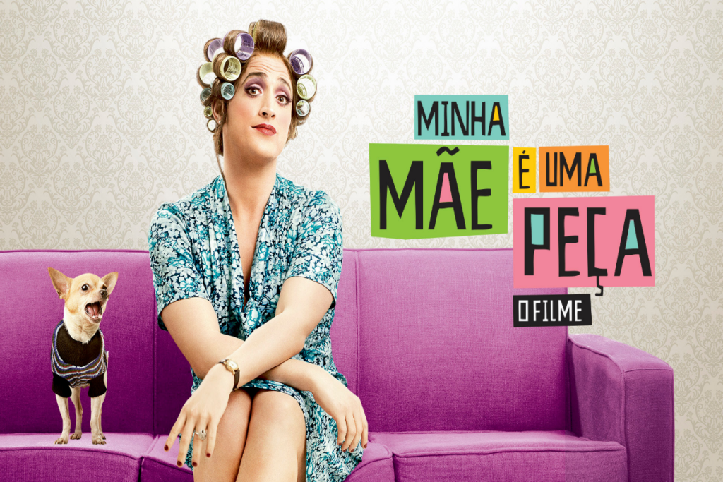 Mulher com bobes no cabelo, usando um vestido estampado, sentada ao lado de um cachorro com roupa preta; nome do filme ao lado na imagem