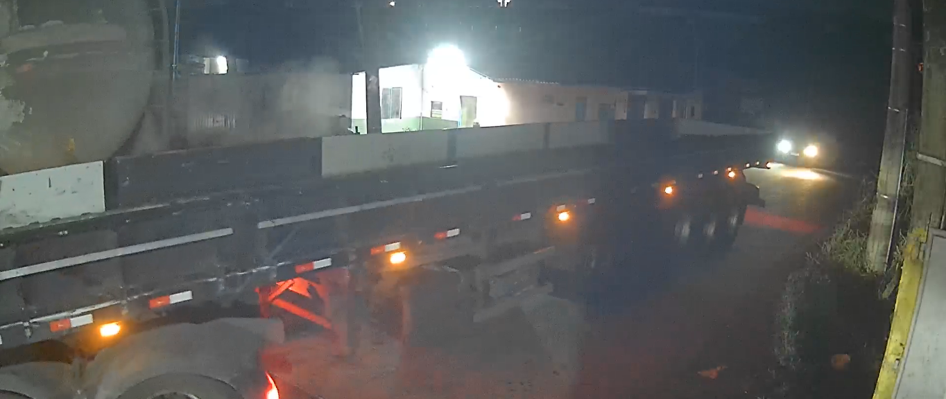 Vídeo: trem atinge caminhão na estrada do Taboão do Parateí, em Mogi das Cruzes