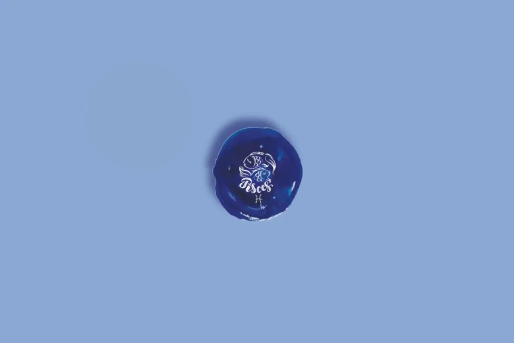 Ilustração do signo de peixes em um círculo com fundo azul e branco com estrelas