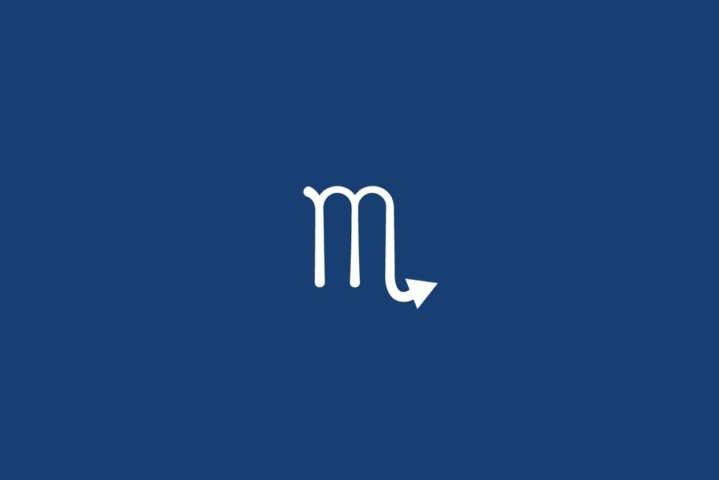 Ilustração do signo de Escorpião, em fundo azul-escuro, contendo um “M” estilizado com uma cauda pontiaguda voltada para a direita