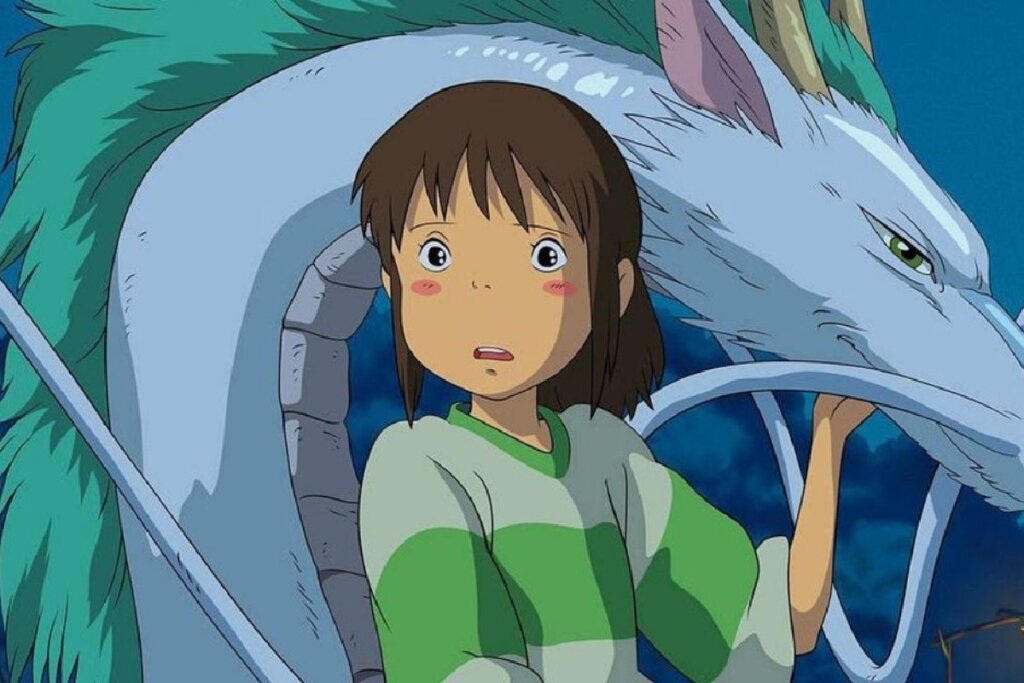 Uma cena em estilo anime mostrando a personagem Chihiro em primeiro plano. Ela é uma menina de cabelos castanhos curtos, vestindo uma camiseta listrada de verde e branco, com uma expressão de surpresa e bochechas levemente rosadas. Atrás dela, e envolvendo-a parcialmente, está Haku em sua forma de dragão: uma criatura longa com escamas brancas, uma juba de pelos verde-água e olhos verdes expressivos. O fundo é um céu azul profundo de tom noturno.