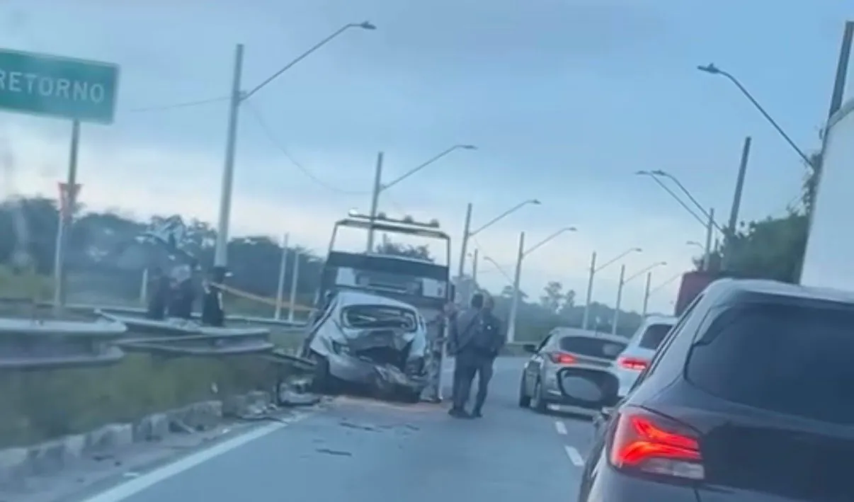 Motorista morre após entrar na contramão e bater de frente com van em Itaquaquecetuba