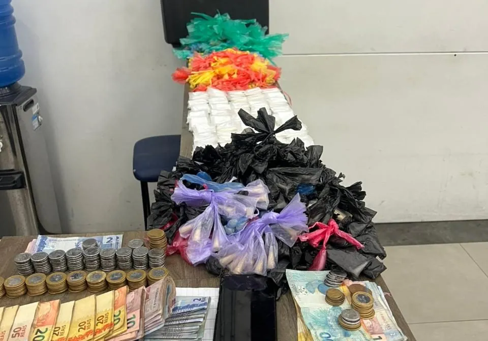 PM apreende mais de 1,5 mil porções de drogas e prende dois homens em Mogi das Cruzes