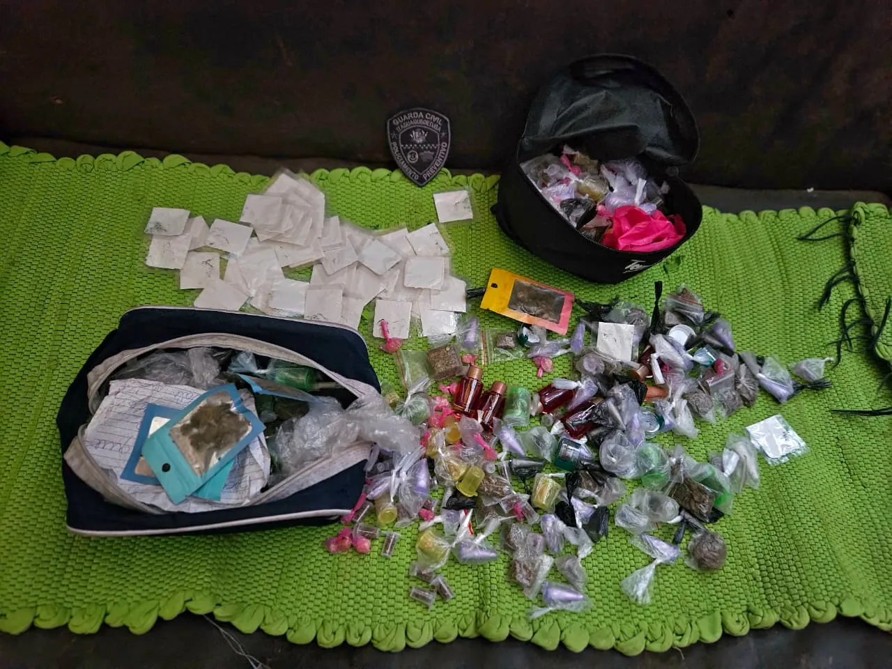 GCM de Itaquá desarticula duas casas-bomba e apreende mais de mil porções de drogas