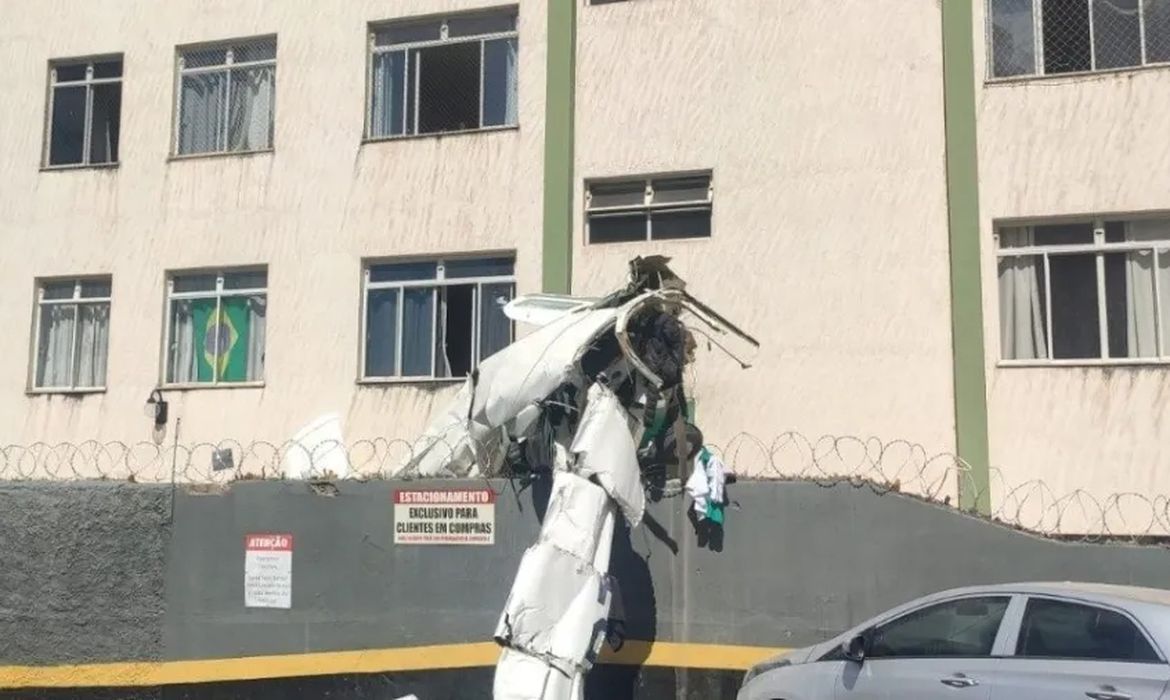 Avião de pequeno porte cai e deixa dois mortos em Belo Horizonte