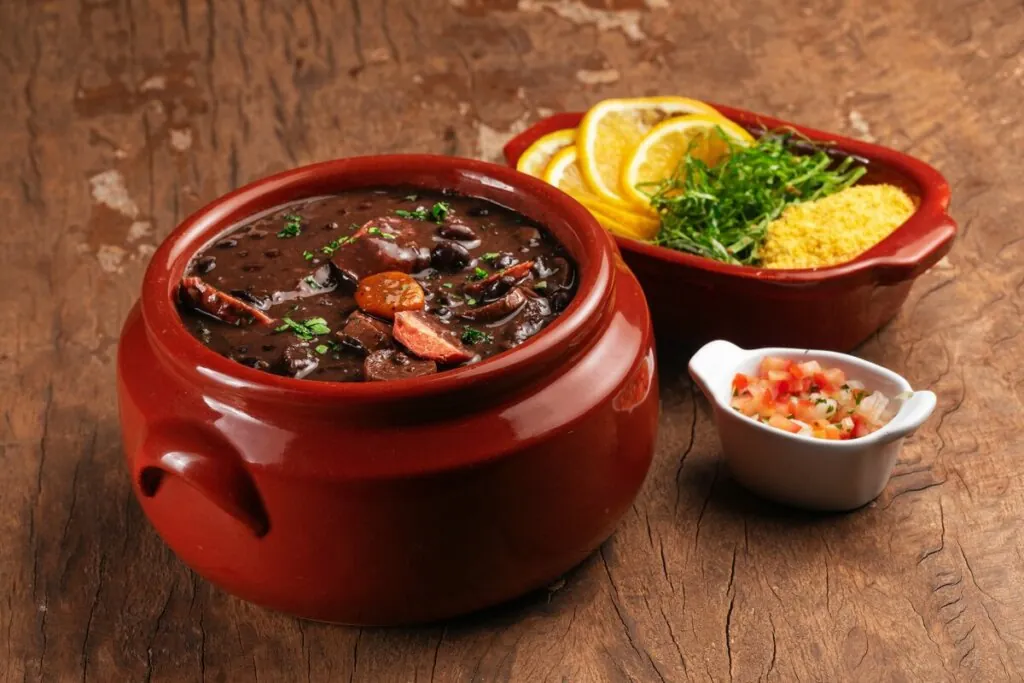 6 receitas de feijoada fáceis e saborosas para o almoço de sábado