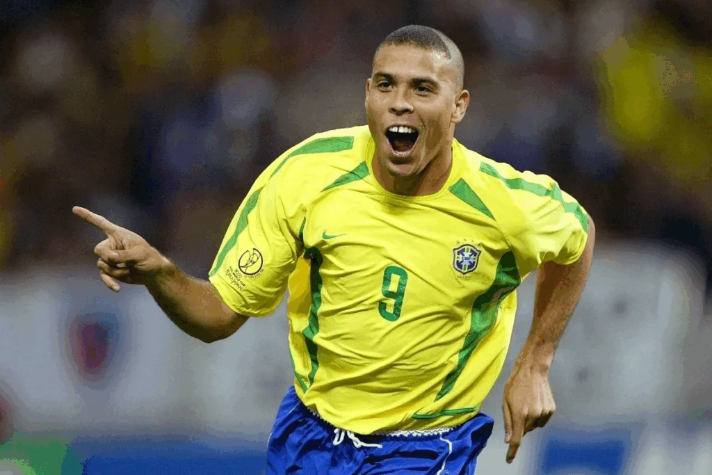 Imagem do jogador Ronaldo usando uniforme da seleção brasileira comemorando gol 