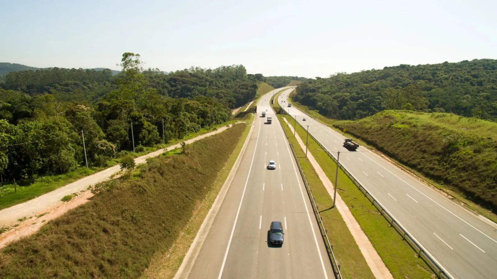 Caminhão cegonha carregado com nove veículos tomba no Rodoanel, em Itaquaquecetuba