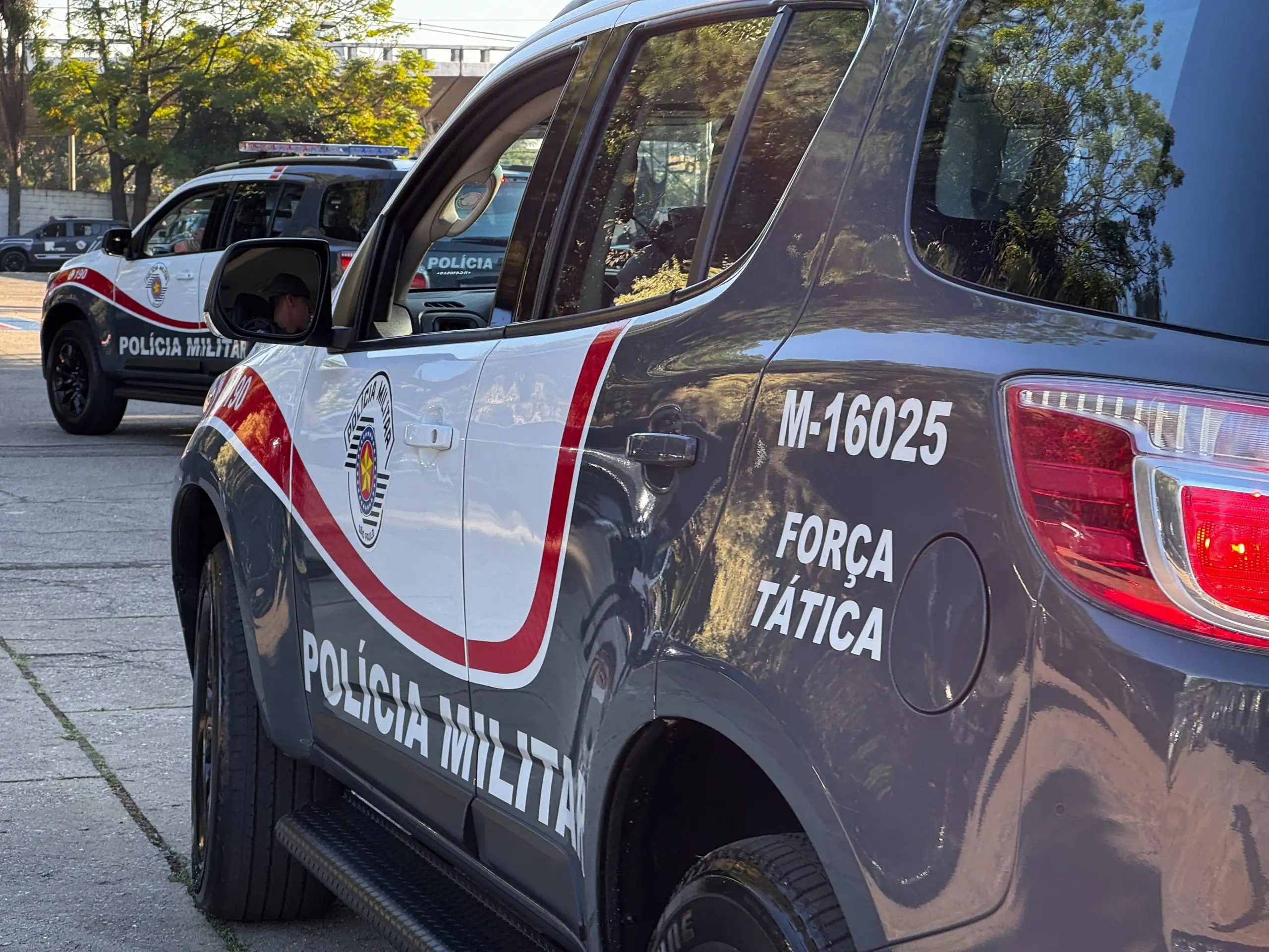 Homem sobe em telhado, arremessa telhas contra a mãe e o padrasto e é preso em Mogi