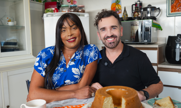 Compartilha deste sábado conta a história de mulher trans que conquistou o 1ª emprego com carteira assinada