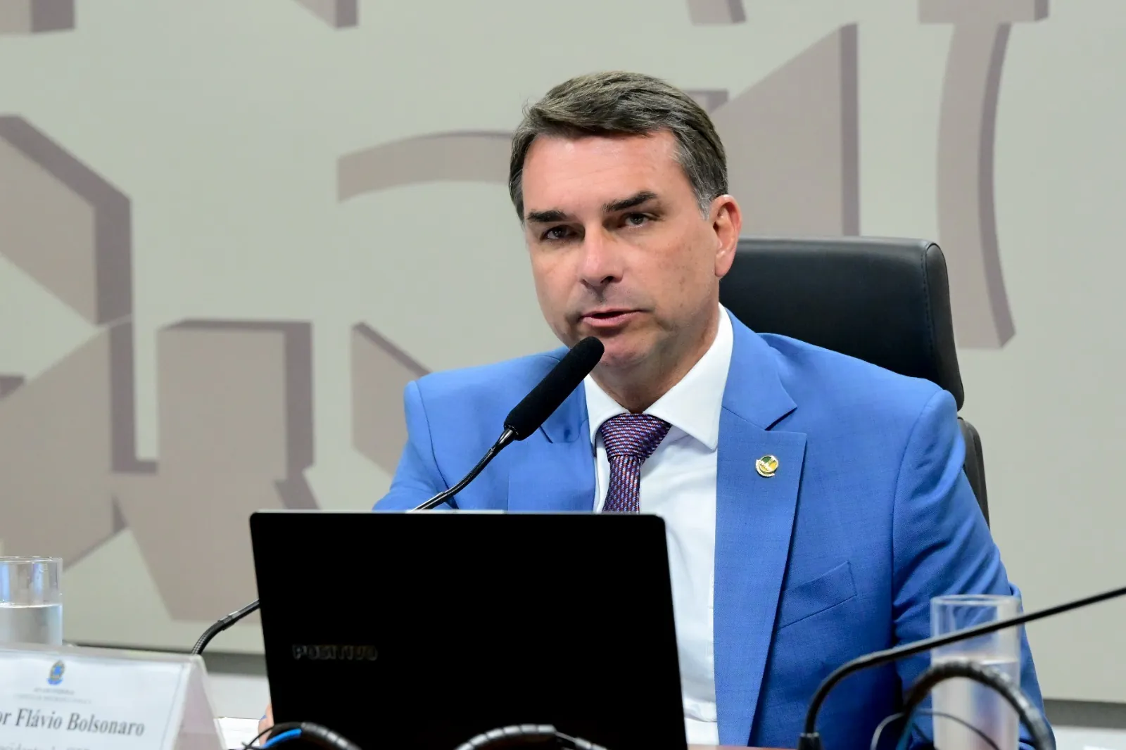 Presidente do TSE suspende pesquisa eleitoral do AtlasIntel que apontava queda de Flávio Bolsonaro