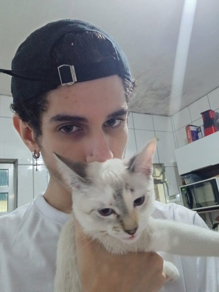 Caio e sua gata Flora |Foto: Arquivo pessoal