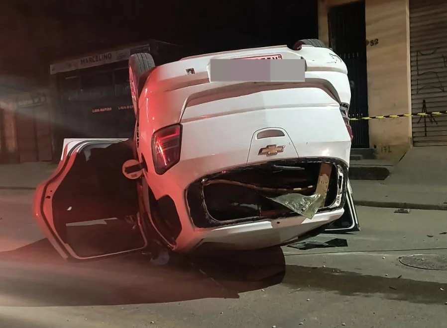 Perseguição termina com carro capotado e dois presos por sequestro, em Itaquá