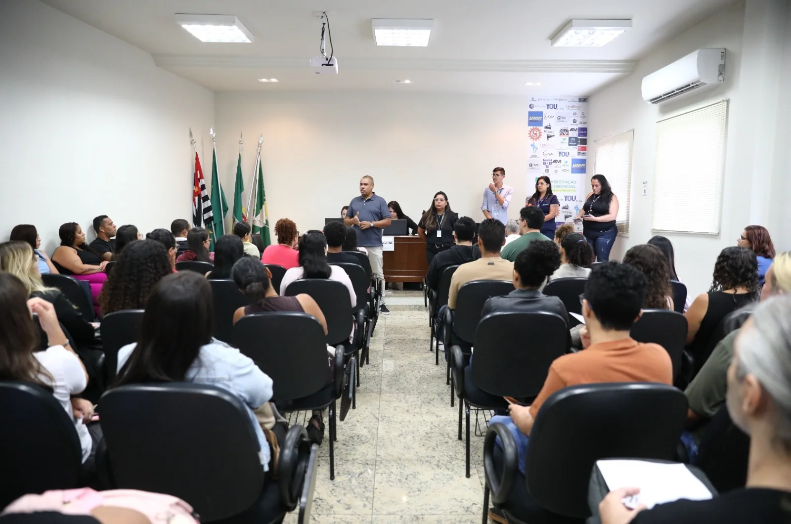 Emprega Ferraz realiza mutirão com vagas de emprego no município