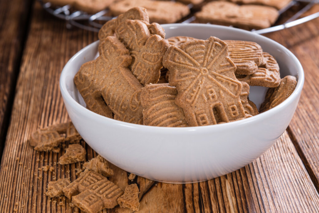Biscoitos com especiarias decorados dentro do bowl branco