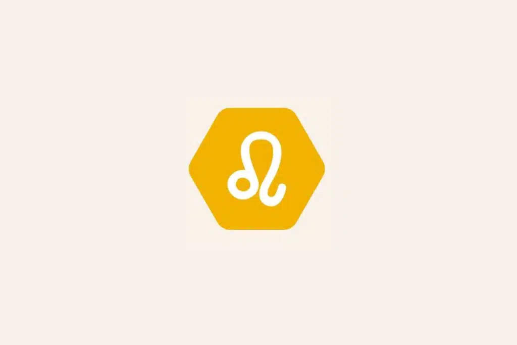 Ilustração do signo Leão, com símbolo branco em forma de cauda curva em hexágono amarelo-alaranjado em fundo bege