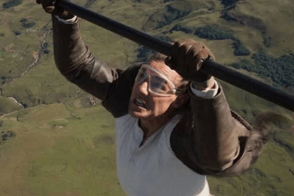Ethan pendurado em um helicóptero em "Missão: Impossível – O Acerto Final"