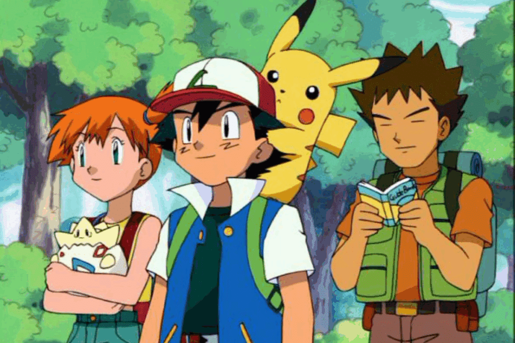 Ilustração em estilo de anime dos personagens de Pokémon em uma floresta. No centro, Ash Ketchum sorri vestindo seu boné vermelho e branco e jaqueta azul, com o Pokémon amarelo Pikachu apoiado em seu ombro atrás dele. À esquerda, Misty segura o Pokémon Togepi nos braços. À direita, Brock consulta um pequeno livro de guia.
