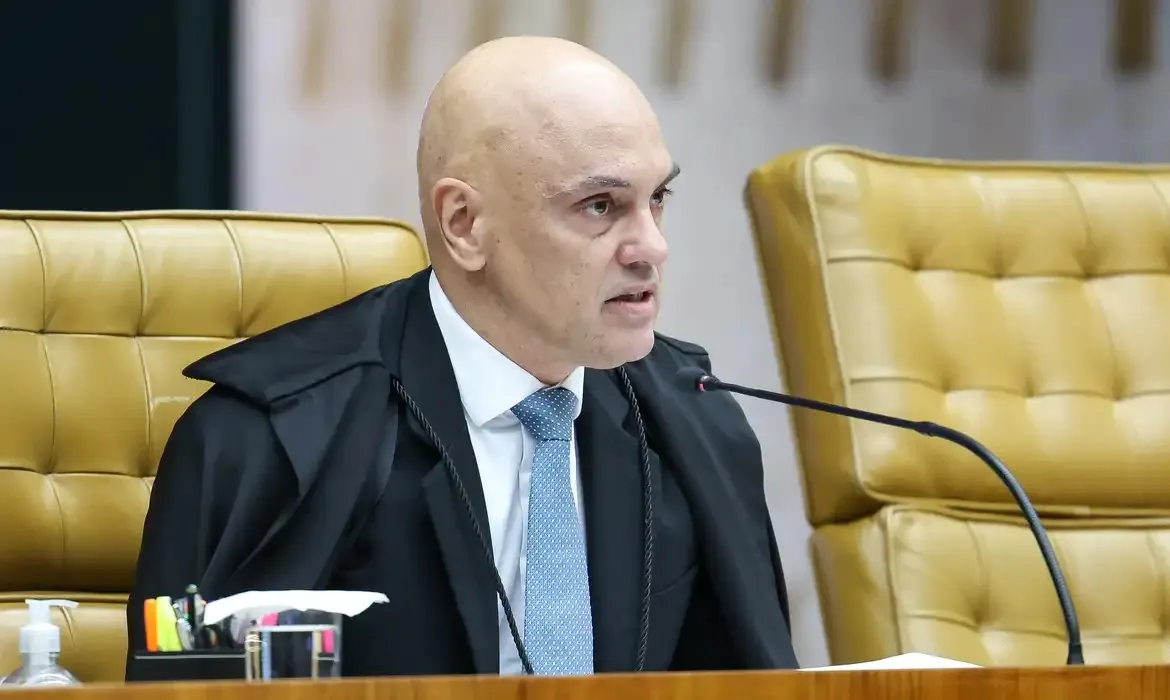 Moraes suspende visitas de Flávio a Bolsonaro na prisão domiciliar por 90 dias