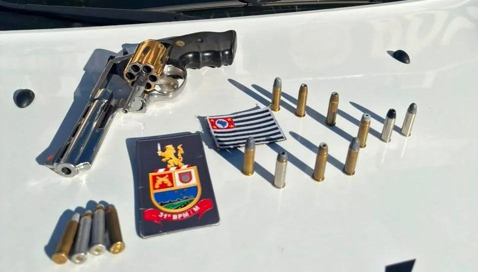 Homem é preso com arma e munições após denúncia de ameaça contra familiares em Arujá