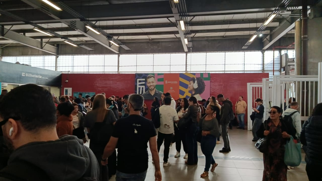 Após incêndio em trem, passageiros relatam estações fechadas e lotação nas linhas 11 e 12
