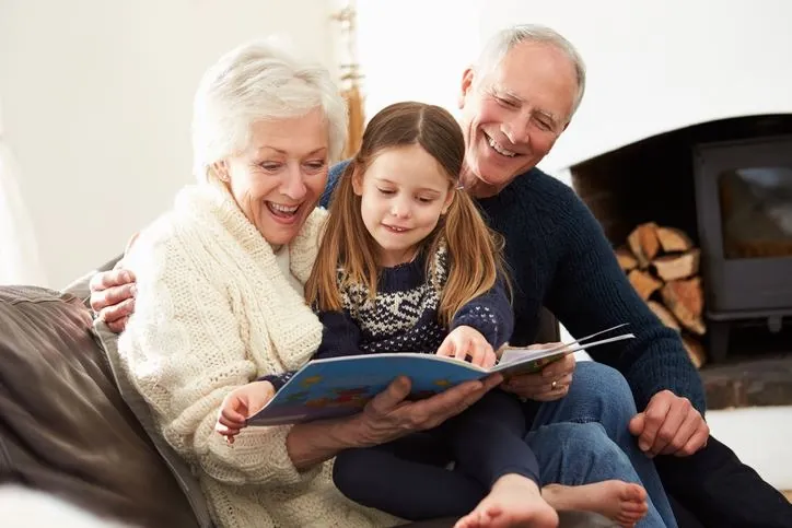 Dia dos avós: geriatra explica que relembrar histórias estimula diferentes áreas do cérebro