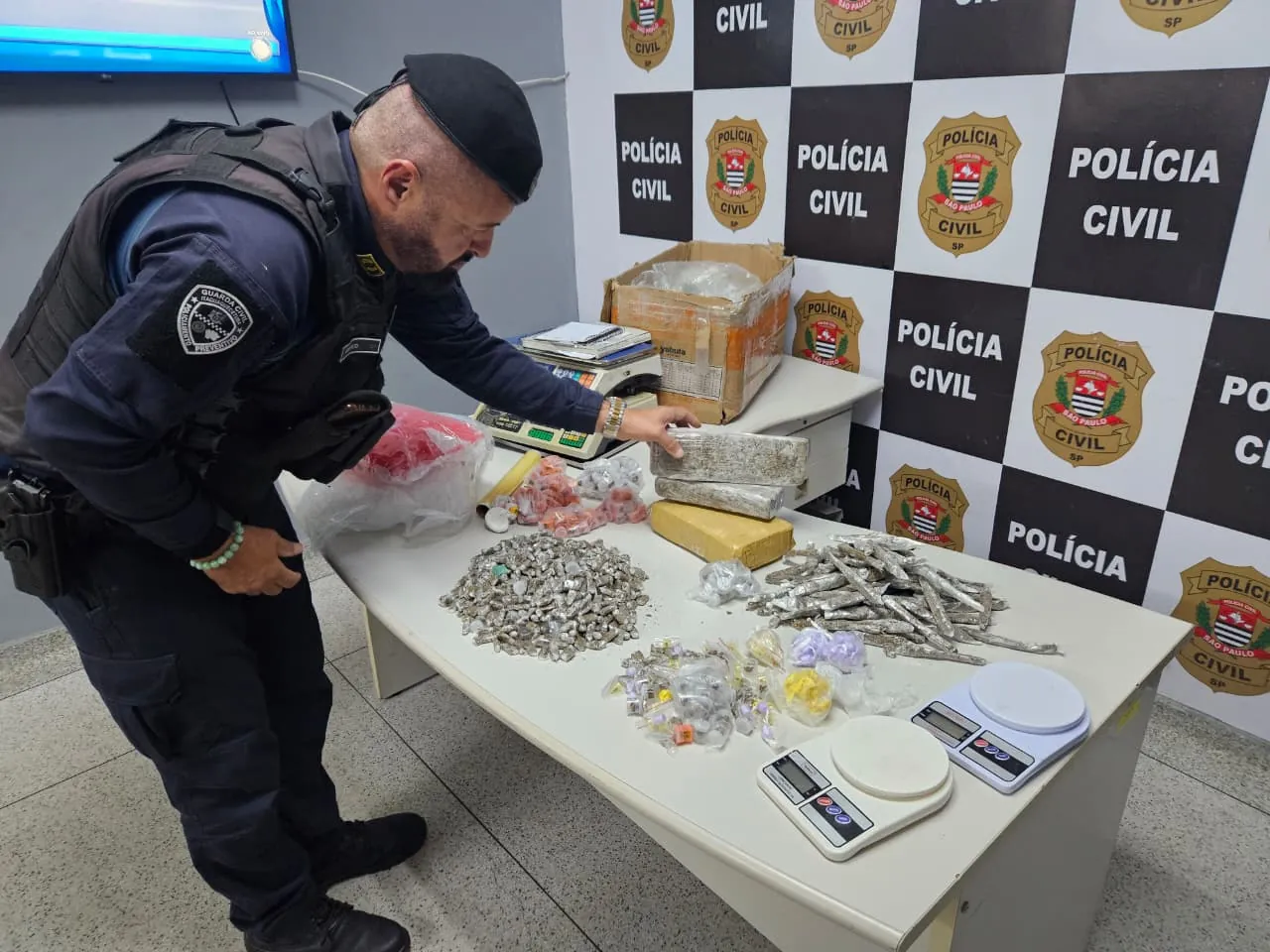GCM de Itaquá apreende mais de 4 mil porções de drogas e recupera veículos roubados