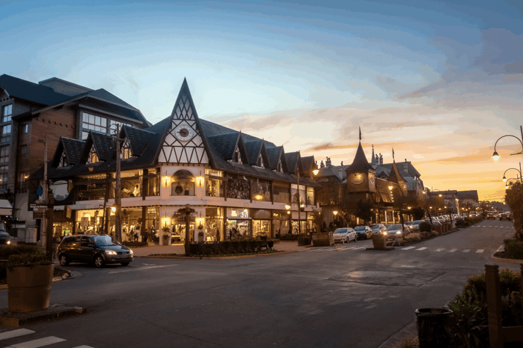Imagem do centro de Gramado no início da noite com casas típicas da cidade