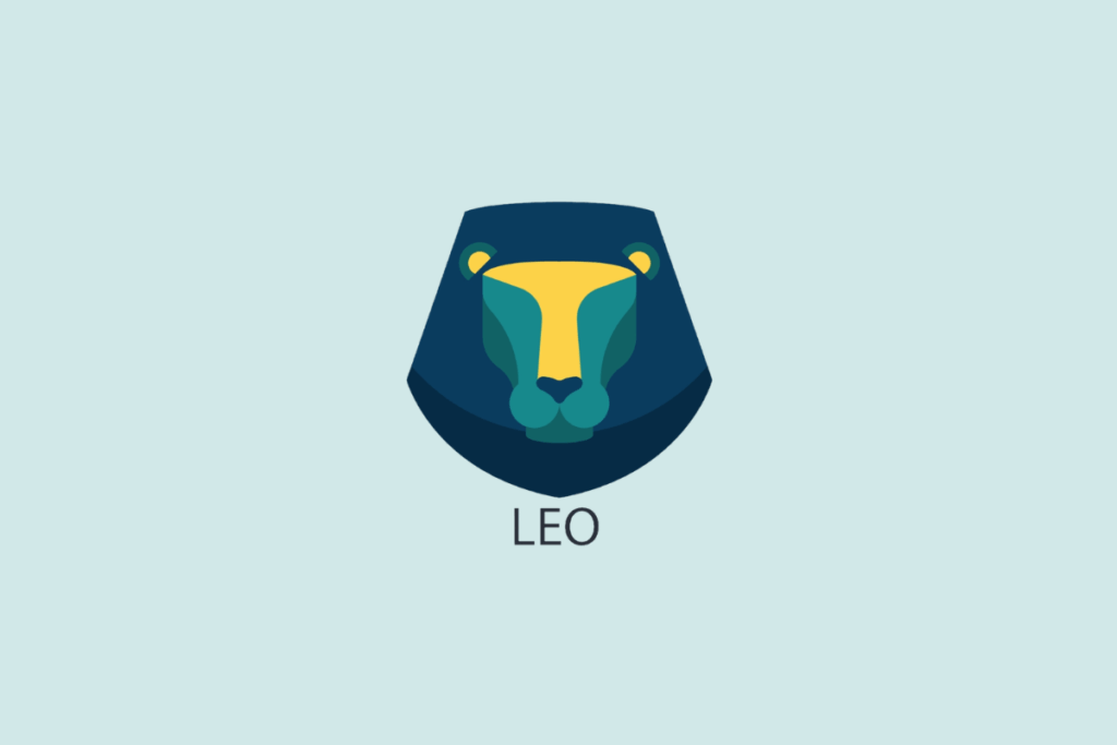 Ilustração vetorial em estilo plano da cabeça estilizada de um leão em tons de azul e amarelo, sobre um fundo azul-claro com a palavra "LEO" escrita abaixo.