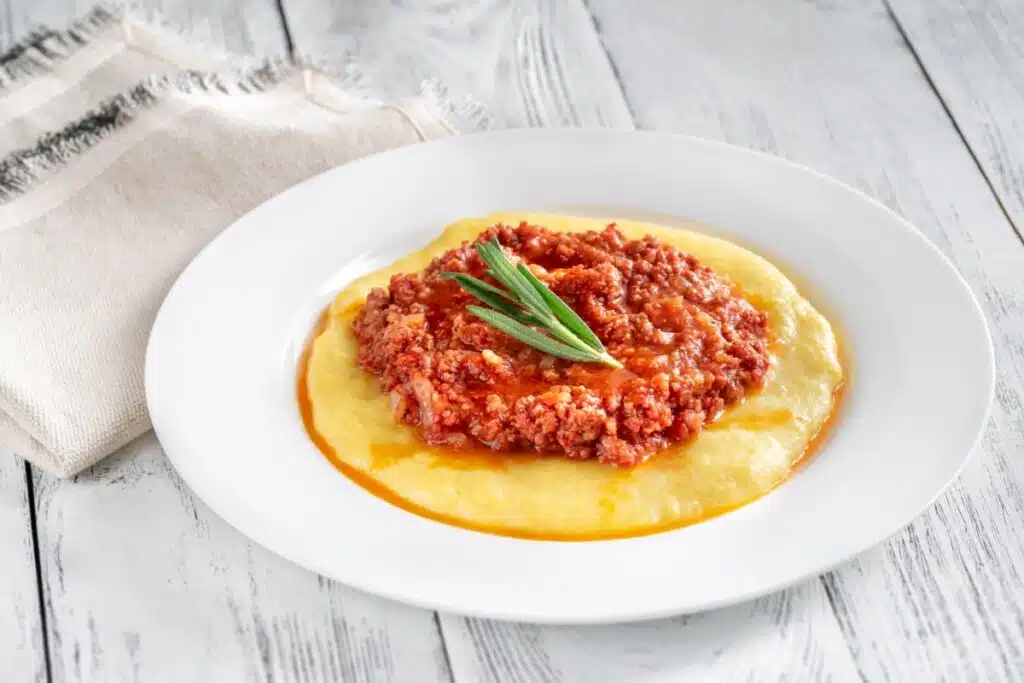 Polenta em prato branco com carne moída