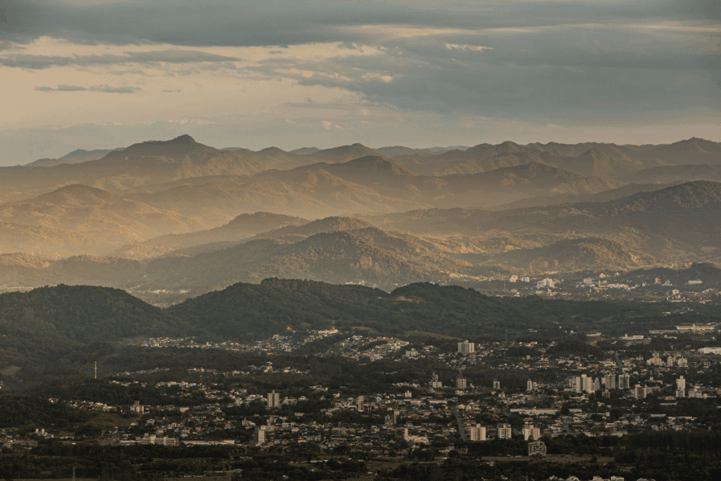 Vista aére da cidade de Timbó com montanhas ao pôr do sol