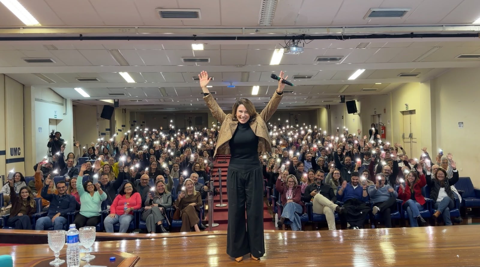 Ana Beatriz Barbosa aborda felicidade e saúde mental em palestra para colaboradores da UMC