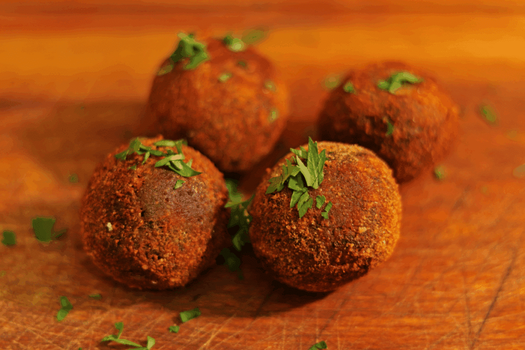 Bolinho de feijoada crocante por fora e cremoso por dentro: veja como fazer esse petisco para o fim de semana