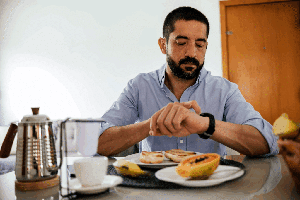 Você come certo na hora errada? Entenda como o horário das refeições pode favorecer o ganho de peso