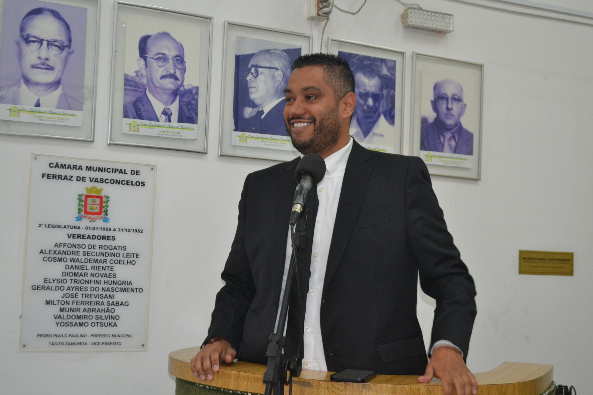 Ewerton Inha, de Ferraz de Vasconcelos, volta à Câmara Municipal após fim de afastamento