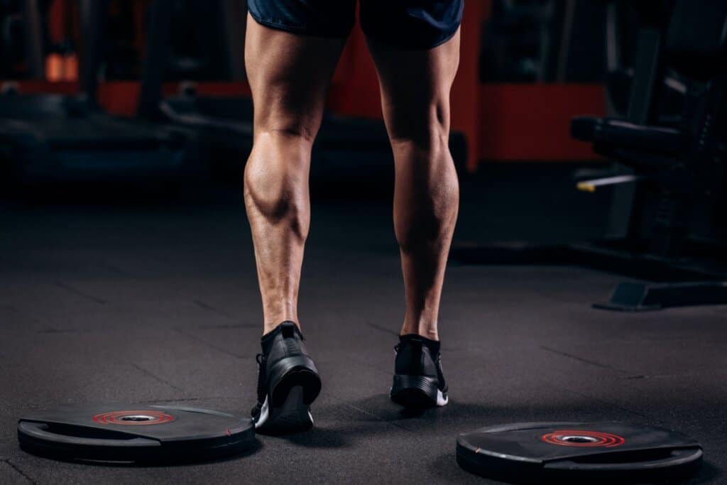 Pernas masculinas fazendo elevação de panturrilha