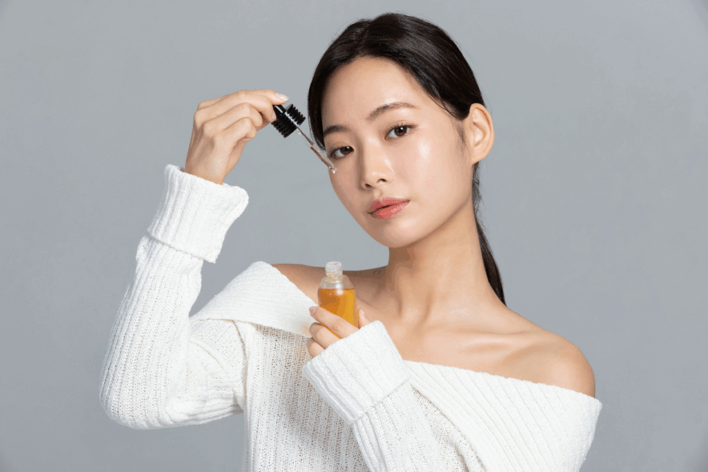 Pele glow sem base: conheça a técnica de skincare em camadas que promete mais viço e luminosidade