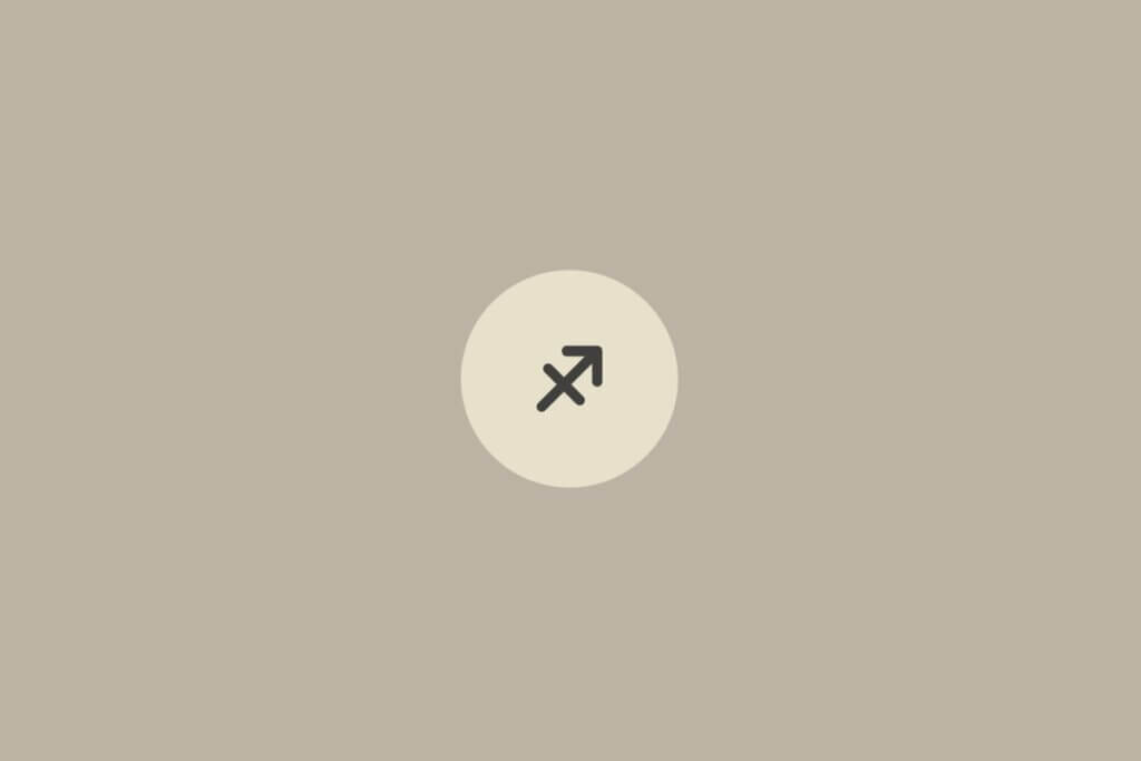 Imagem minimalista com fundo bege claro e o símbolo do signo de sagitário centralizado dentro de um círculo em tom mais claro