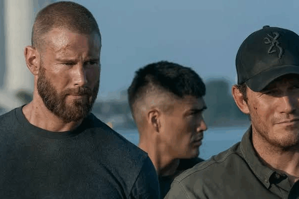 Cena de "The Terminal List". Taylor Kitsch, de barba e camiseta escura, e Chris Pratt, de boné preto e camisa verde-oliva, estão ao ar livre com expressões sérias e o rosto machucado. Entre os dois, ao fundo, aparece outro homem.