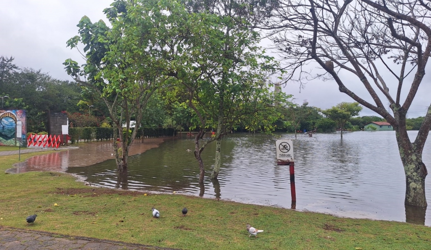 Parque Centenário é interditado após rio Tietê extravasar em Mogi das Cruzes