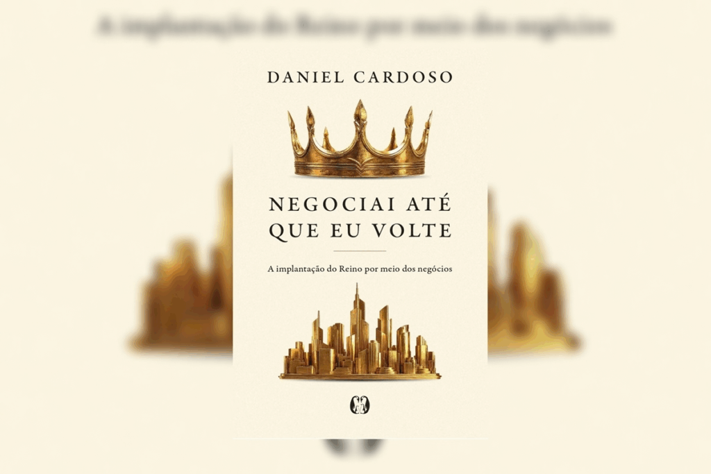 Capa de livro bege intitulada "NEGOCIAI ATÉ QUE EU VOLTE" de Daniel Cardoso, ilustrada com uma coroa dourada no topo e uma maquete de cidade com arranha-céus dourados na parte inferior.
