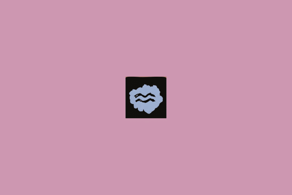Imagem com fundo rosa-claro uniforme. No centro, há um pequeno quadrado preto com bordas levemente arredondadas. Dentro dele, aparece uma forma irregular em roxo, semelhante a uma mancha de tinta, sobre a qual estão desenhadas duas linhas pretas onduladas, uma acima da outra, representando o símbolo do signo de Aquário.