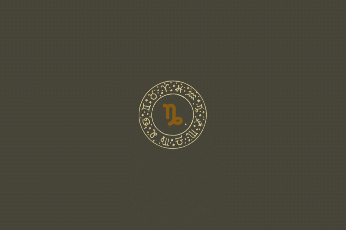 Fundo uniforme em cinza-escuro/oliva. No centro há um círculo zodiacal com contorno fino em dourado-claro, rodeado pelos símbolos dos signos e pequenos detalhes decorativos. No interior está o símbolo de Capricórnio, uma forma estilizada com linhas curvas e um pequeno círculo na parte inferior direita, em dourado-ocre.