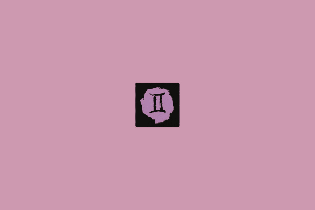 Imagem com fundo rosa-claro uniforme. No centro, há um pequeno quadrado preto com bordas levemente arredondadas. Dentro dele, aparece uma forma irregular em roxo-claro. Sobre ela está desenhado, em preto, o símbolo de Gêmeos, formado por duas linhas verticais paralelas unidas por linhas horizontais na parte superior e inferior.