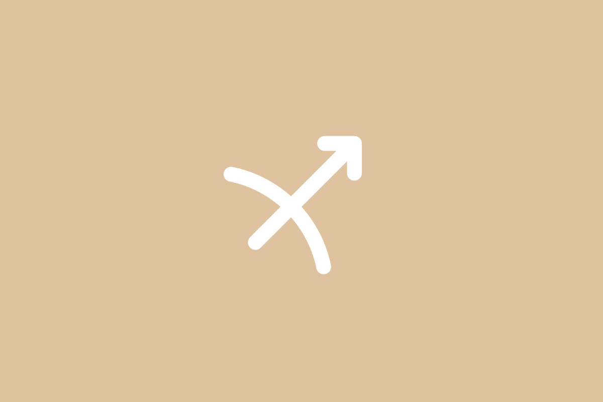 Ilustração minimalista do símbolo do signo de Sagitário em linha branca contínua, formada por uma seta inclinada apontando para o canto superior direito, cruzada por uma linha curvada que remete ao arco, centralizada sobre um fundo bege em tom pastel
