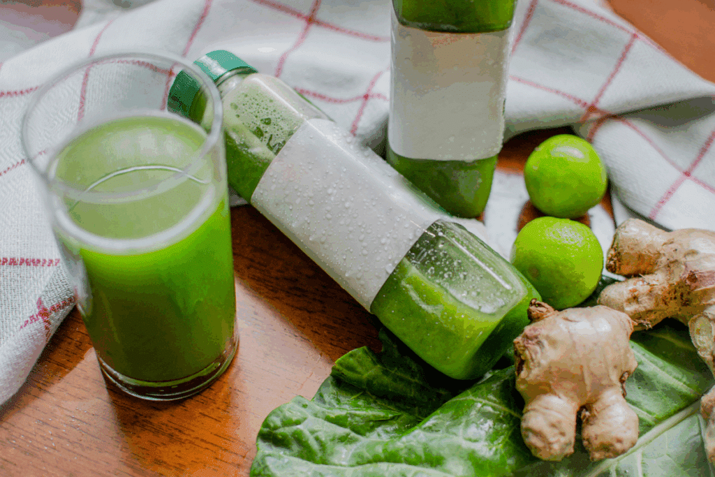 Couve, limão e gengibre: aprenda a preparar esse suco verde para incluir na dieta