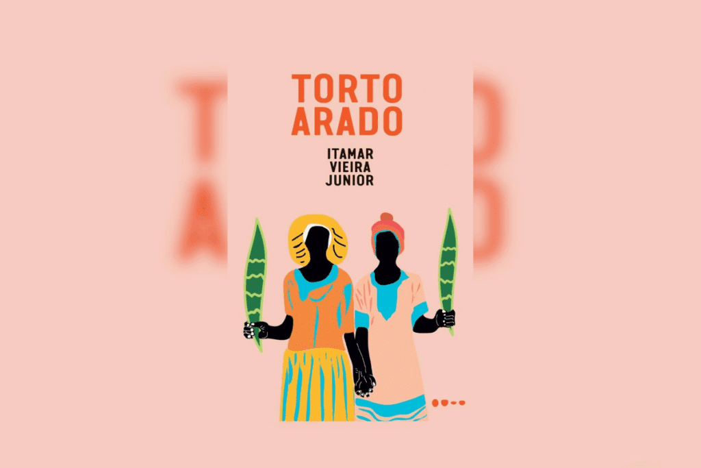 Capa do livro "Torto Arado", de Itamar Vieira Junior, ilustrada com duas mulheres negras segurando folhas compridas sobre um fundo rosa