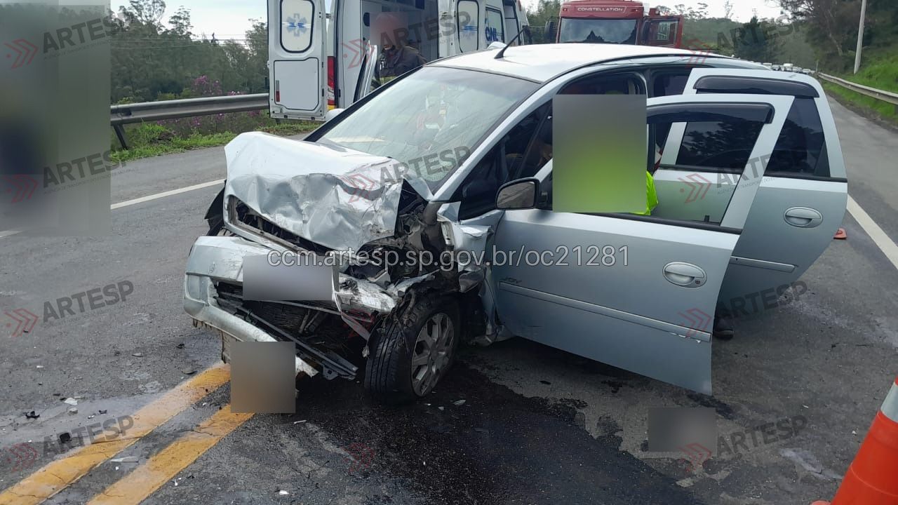 Acidente entre carros deixa uma pessoa morta e outras cinco feridas na Mogi-Bertioga