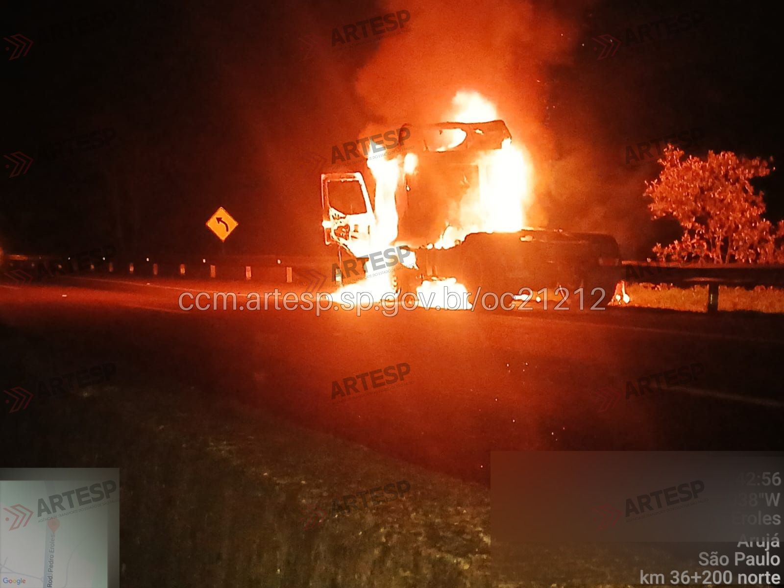 Caminhão pega fogo após pneu estourar e motorista perder o controle na Mogi-Dutra