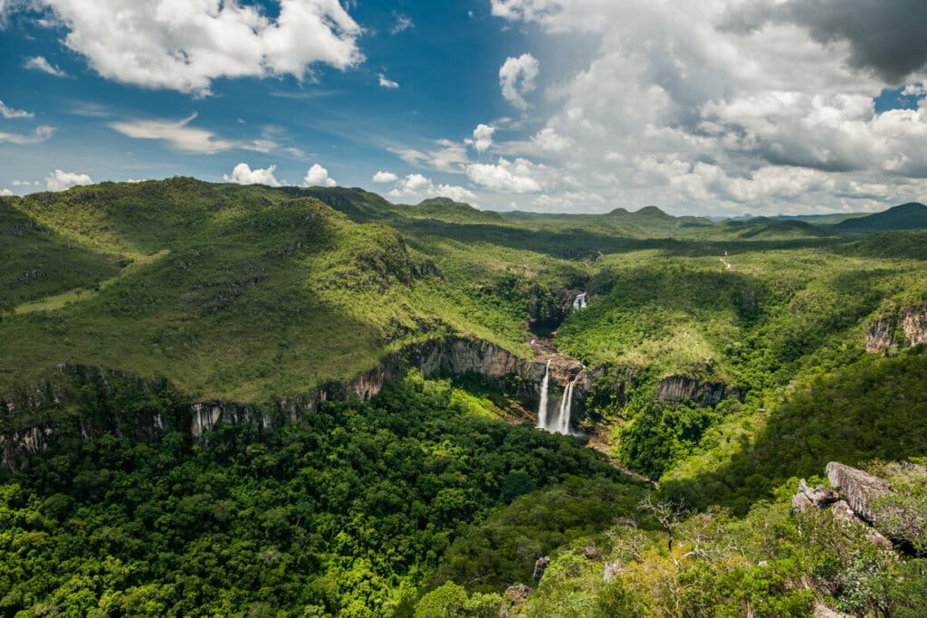 Imagem aérea da Chapada dos Veadeiros, mostrando vegetação verde e cachoeiras